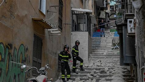 Crolla La Facciata Di Un Palazzo Ai Quartieri Spagnoli Di Napoli