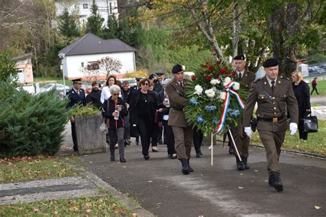 Hrvatskim Braniteljima Odana Po Ast Polaganjem Vijenaca Paljenjem