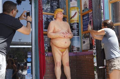 The Emperor Has No Balls Nackte Trump Skulptur Sorgt F R Aufsehen