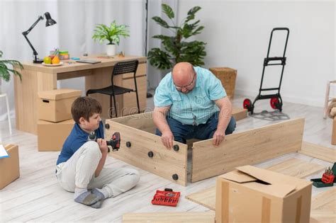 El Padre Intenta En Las Tablas De Muebles Ver Si Encajan Juntas Imagen