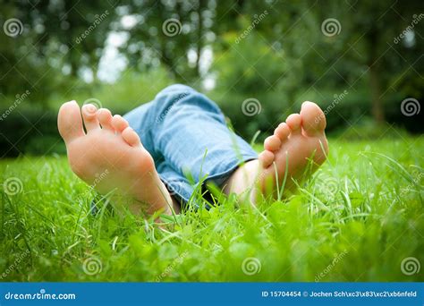 Pieds Dun Jeune Femme Se Situant Dans Lherbe Photo Stock Image Du