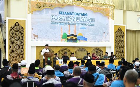 Lepas Keberangkatan Jemaah Haji Kloter Pertama Embarkasi Jakarta Bekasi