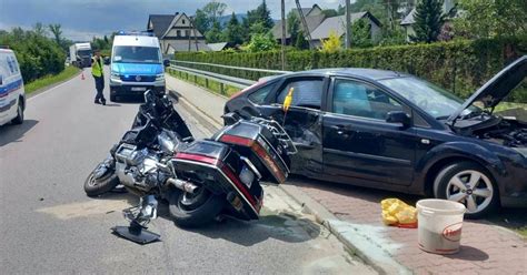 Zderzenie samochodu z motocyklem w Podłopieniu