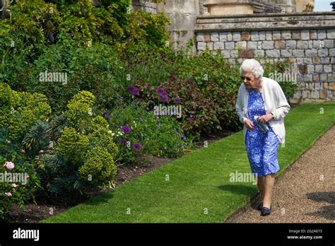 La Reine Elizabeth Ii Voit Une Fronti Re Dans Les Jardins Du Ch Teau De