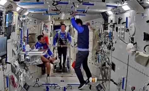 Astronautas Chinos Realizan Pruebas Espaciales De Fuerza Y