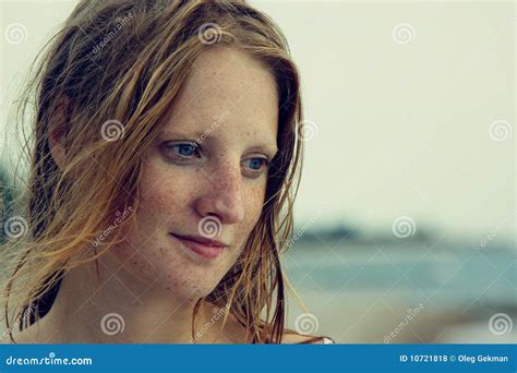 La Belle Fille Avec Des Taches De Rousseur Photo Stock Image Du