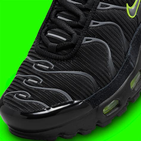 Kid S Nike Air Max Plus Black Volt Fq Sneakernews