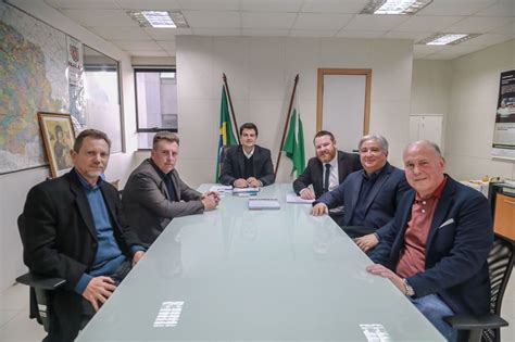 Entrega de convite da Festa do Centenário do Sicontiba ao Exmo Sr