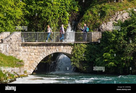Einige Menschen Gehen über Eine Brücke Seitlich Des Rheinfalls