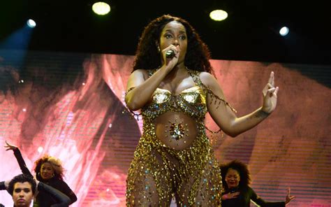 IZA exibe barriguinha de grávida em show na Praia de Copacabana