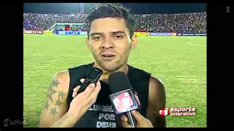 Bismarck se emociona ao dar entrevista após jogo contra o Fortaleza