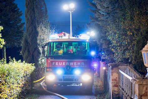 Wohnwagenbrand in Halsbrücke Großeinsatz der Feuerwehren Blick