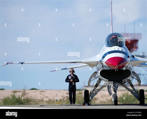 A Us Air Force F 16 Thunderbirds Demonstration Team Fighting Falcon