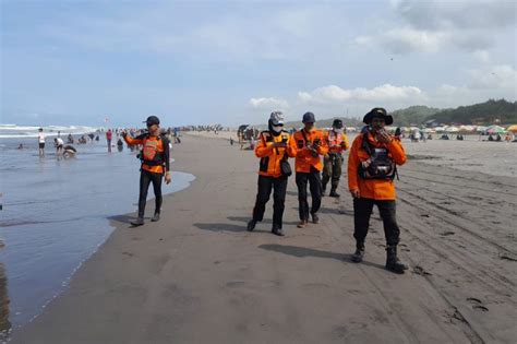 Sar Menerjunkan Lima Tim Cari Wisatawan Tenggelam Di Pantai