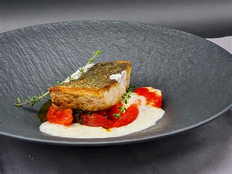 Kross Gebratener Adlerfisch Mit Safran Tomaten Und Limonen Knoblauchschaum