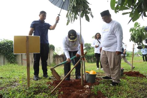 Peringati Hari Air Sedunia Komunitas Banksasuci Tanam Pohon Di