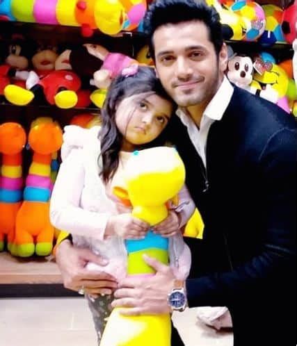 Wahaj Ali Adorable Pics with his Wife and Daughter | Showbiz Hut