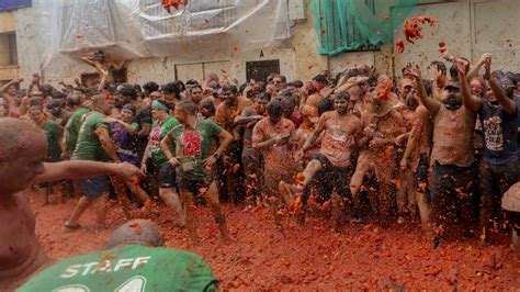 Food Fight Revellers Hurl Tomatoes At Each Other In Spanish Festival