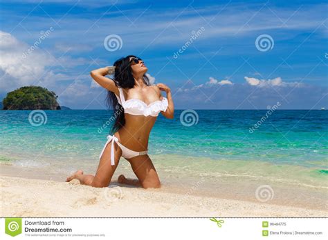 Mooi Jong Brunette In Witte Bikini Op Een Tropisch Strand S Stock