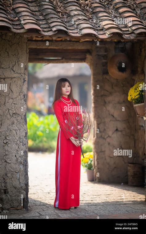 Trajes Tradicionales Vietnamitas Fotografías E Imágenes De Alta