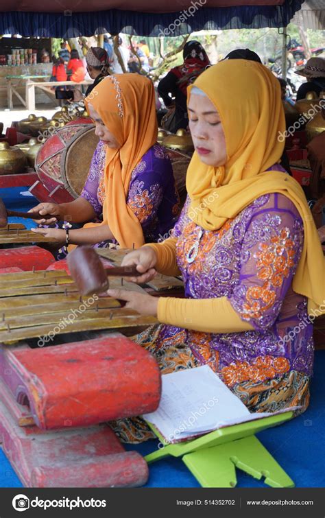 Javanese Woman Perform Stage Sanggar Beach Alaso Wear Traditional Cloth – Stock Editorial Photo ...