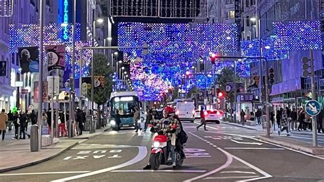 Madrid ilumina en pruebas sus luces de Navidad en Gran Vía Somos Madrid