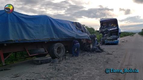 Santa Cruz Un Bus Colisiona Con Un Camión En La Carretera Bioceánica