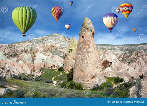 Balony Na Niebie Nad Miastem Jaskiniowym Pink Valley Cappadocia