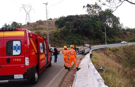 Jovem fica ferido após carro capotar na saída de Poços de Caldas para