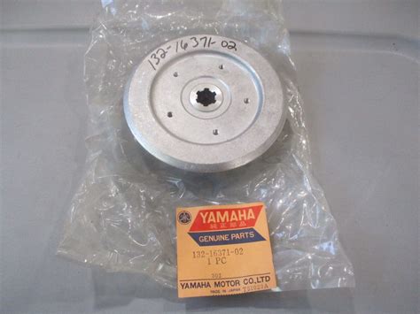 NOS OEM YAMAHA CLUTCH BOSS DT100 HS1 HT1 MX100 RD125 YL1 132 16371 02