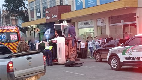 Motorista Fica Preso S Ferragens Ap S Capotar No Centro De Tai Rede