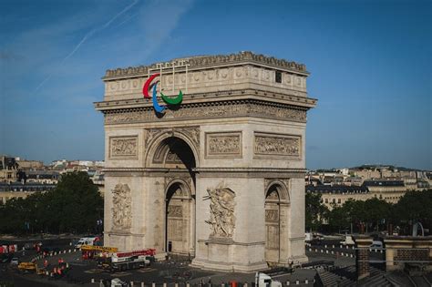 Paris les agitos symbole des Jeux paralympiques trônent en haut de