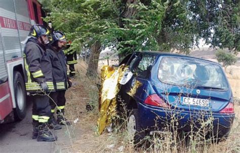 L Auto Finisce Contro Un Albero Muore Un Uomo A Vizzini Siciliafan