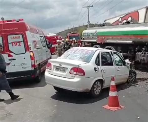 V Deo Acidente Entre Caminh Es E Carro Deixa Motorista Preso S