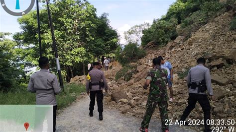 Tni Polri Dan Warga Evakuasi Meterial Longsor Di Jalur Utama Bajawa