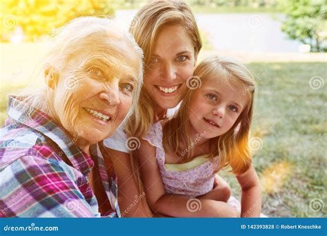 Mujeres De Una Familia En Tres Generaciones Foto De Archivo Imagen De