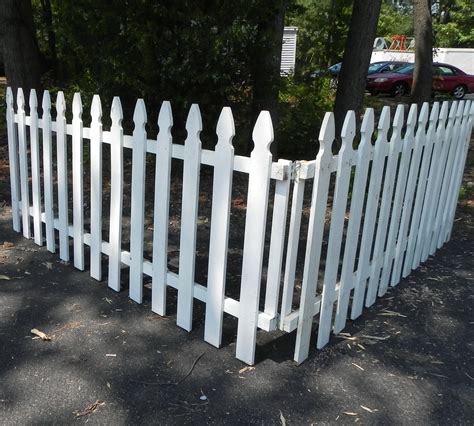 WHITE WOOD PICKET FENCE