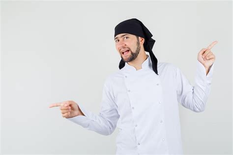 Chef Masculino Apontando Dedos Para Cima E Para Baixo Em Uniforme