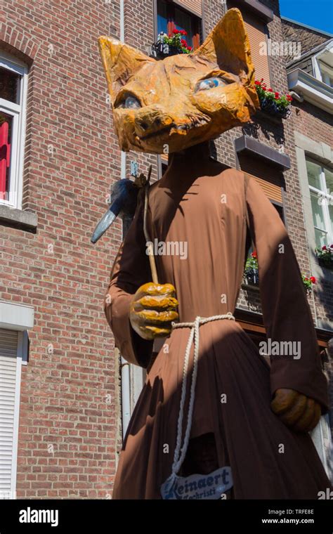 El Zorro Reinaert Gigante De B Lgica Hace Su Aparici N En El Desfile De