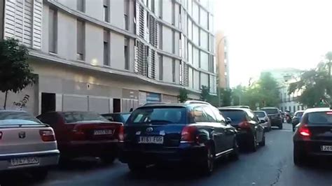 Coches En Doble Fila En La Calle Gonzalo Bilbao De Sevilla Youtube