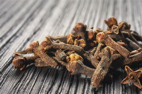 Toothache Remedies Using Whole Cloves | Livestrong.com