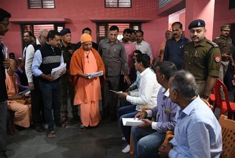 गोरखनाथ मंदिर में लगे जनता दरबार में पुलिस की शिकायतें ज्यादा 1000 से