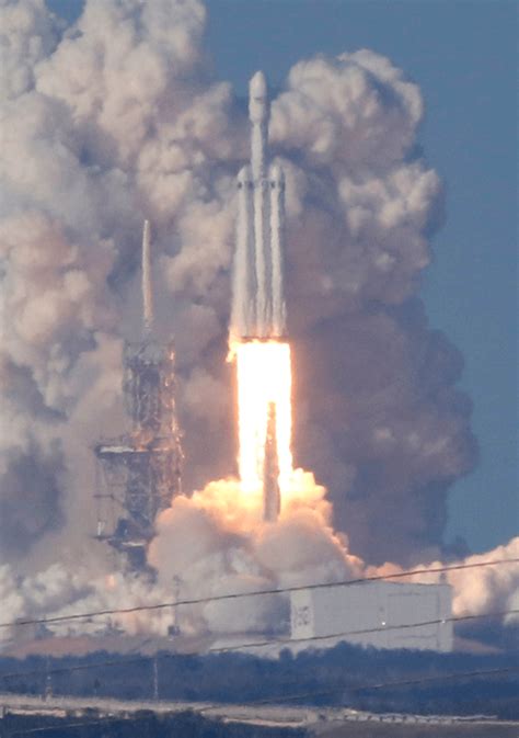 Un Coche Rumbo A Marte Lanzamiento Del Cohete Falcon Heavy El