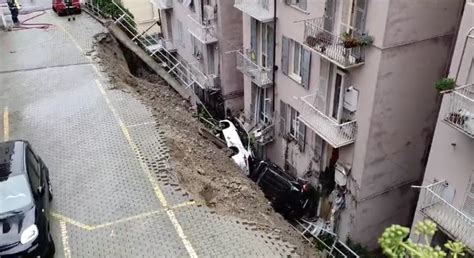 Crolla Un Muraglione A Castelletto Le Auto Contro La Facciata Di Un