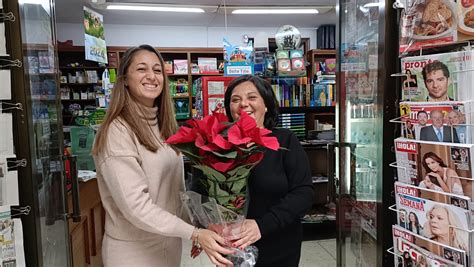 Flores de Pascua adornan los comercios de Almuñécar y La Herradura