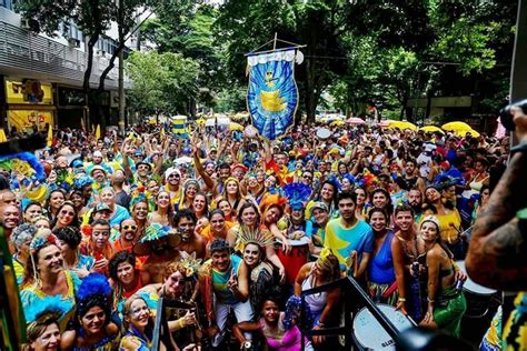 Fervecao Veja Como Foi O Desfile Do Bloco Al Abacaxi No