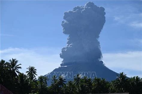 Indonesia Mount Ibu Erupts Spewing 4km High Ash Cloud Vietnam