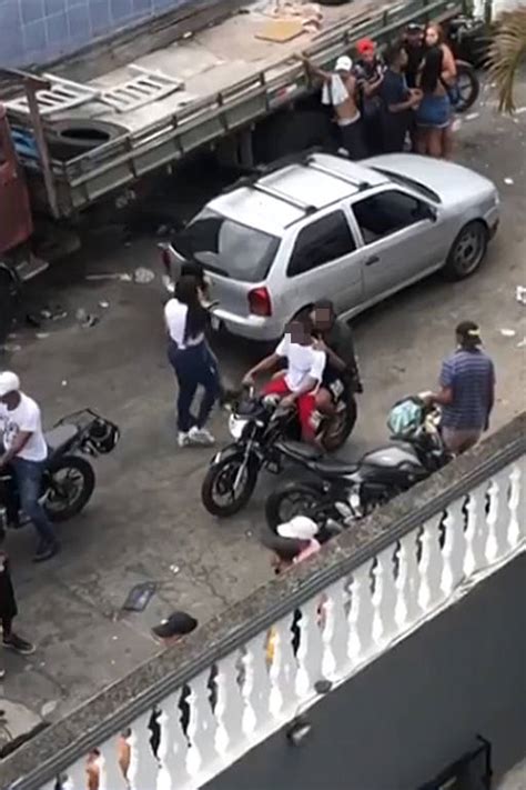 Dupla é flagrada circulando submetralhadora em baile funk na zona