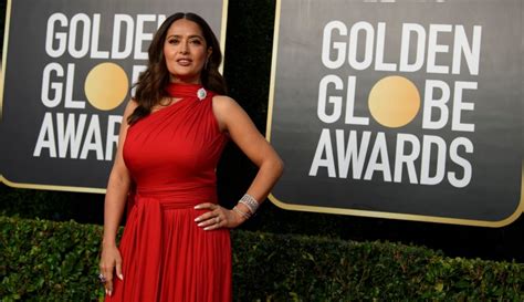 Salma Hayek a strălucit la Globurile de Aur Rochia care i a pus în