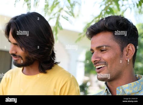 Gay couple walking in park Banque de photographies et dimages à haute résolution Alamy